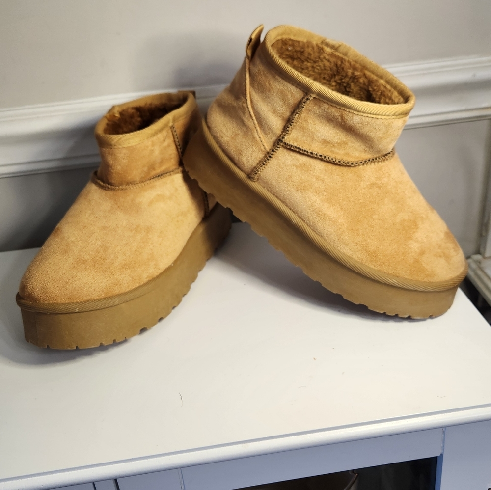 SOLD) NWOT🌟 Platform Boots - Picture 1 of 9